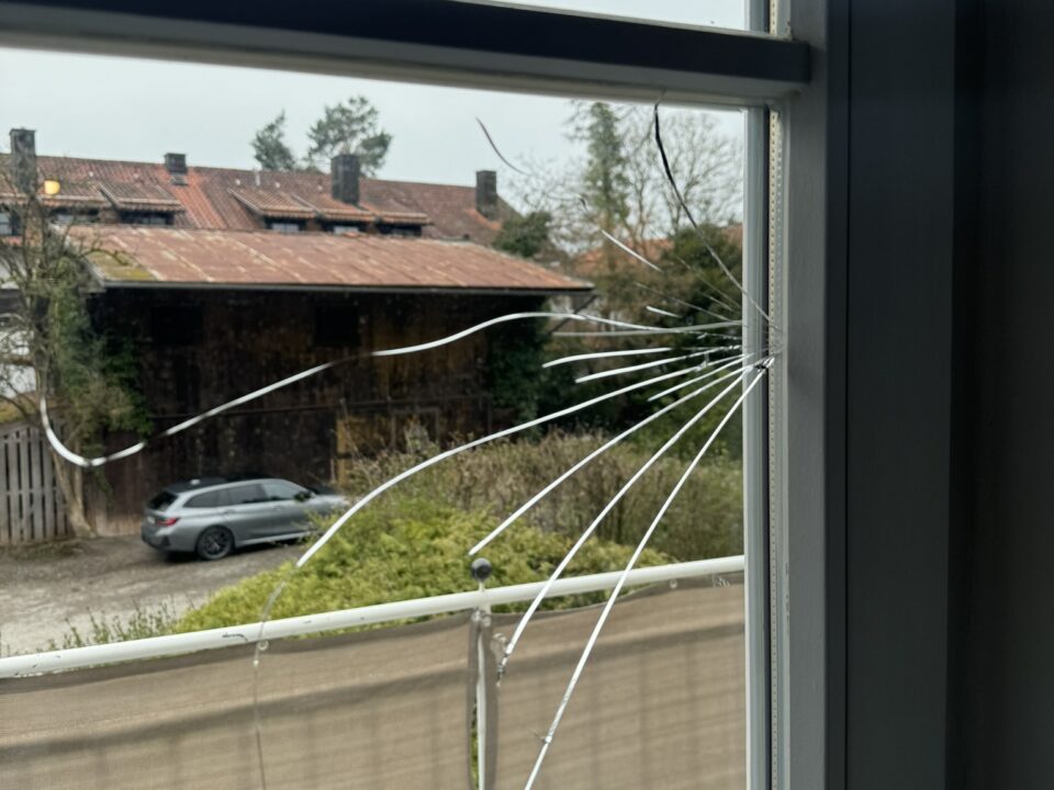 Glasbruch-Glasscheibe-gebrochen-Isolierglasbruch-Hitzesprung-Fensterglas-gebrochen-Glasbruch-Fenster-Fensterglas